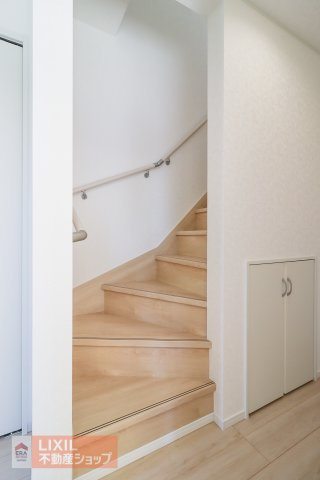 階段は手すり付き・折り返し設計。安全性の確保はもちろんのこと、住む人にとって上りやすく不便を感じない造りです。