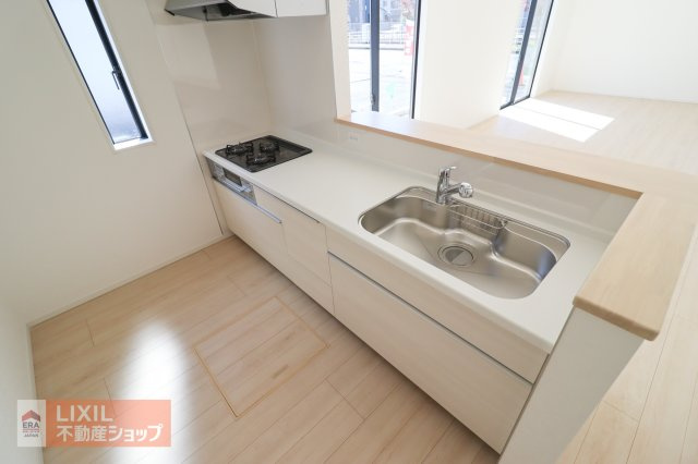 家族でのコミュニケーションがとれる対面型システムキッチンです。横一列にシンクとコンロをまとめたシンプルな形です。