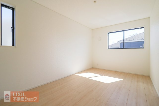 二面採光で太陽光が部屋に入りやすく、日中はとても明るいです。