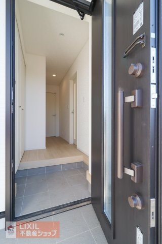 窓シャッターは災害や遮熱・防寒・防音・安眠など多くのメリットがあります。防犯対策としても効果的です。　シャッターは設置してあるだけで、視覚的な防犯効果が期待できます。