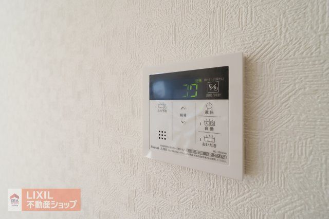 オートバスリモコンです。スイッチ1つで一定量の湯を浴槽に張ったり、保温や追い焚きをすることができるシステムが付いています。浴室以外からでも楽々操作が出来ます♪