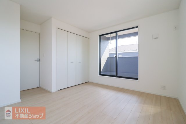 南に面した洋室は陽光ふりそそぐ明るい室内、2面採光で明るい印象の空間で開放感があります。