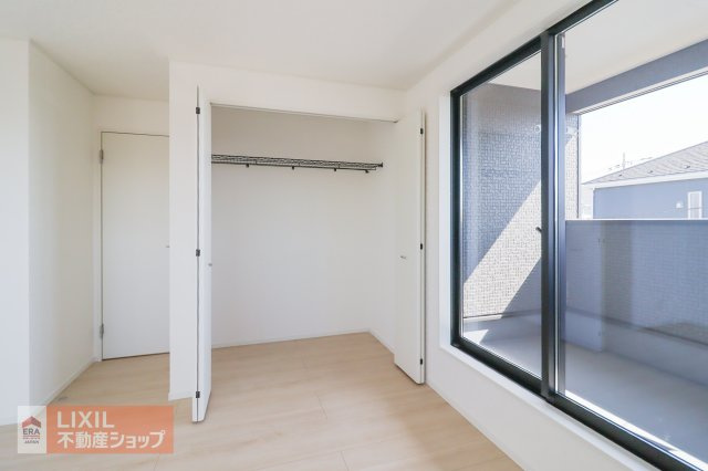 ハンガーパイプにかけられた衣類を一目で確認することができるので、探しているものが見つけやすく、必要なものもすぐに取り出すことができます。
