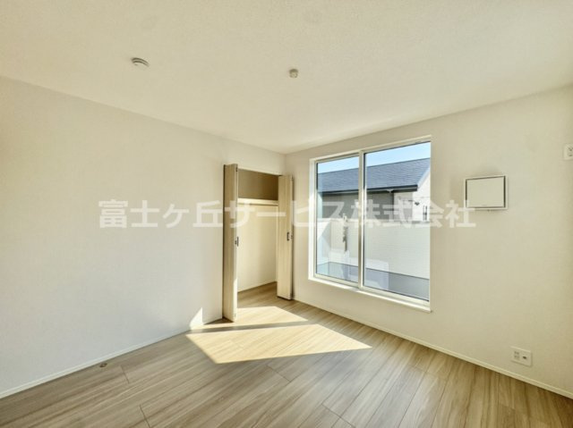 落ち着いて過ごせるお部屋なので、寝室にいかがでしょうか