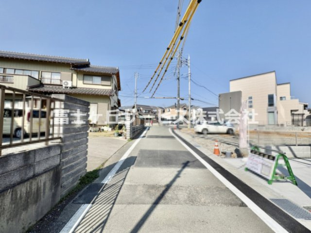 前面道路含む現地写真です