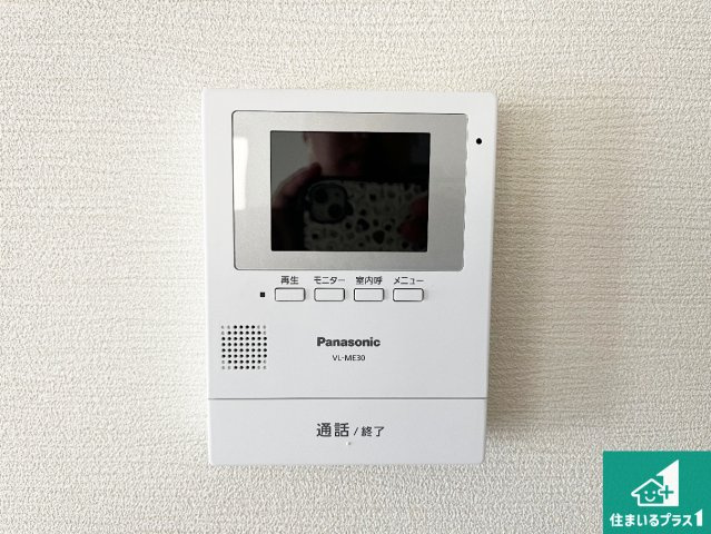 カラーモニターインターホン！声だけでなく来訪者の姿や顔がモニターで確認できるので、小さなお子様がいらっしゃるご家庭でも安心できます！