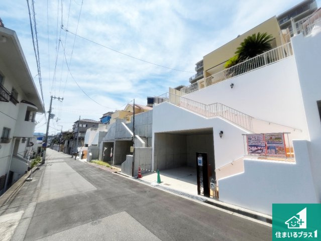 周辺は閑静な住宅街！前面道路広々で車の出し入れも便利です。駐車が苦手な方でも安心して車庫入れできます！