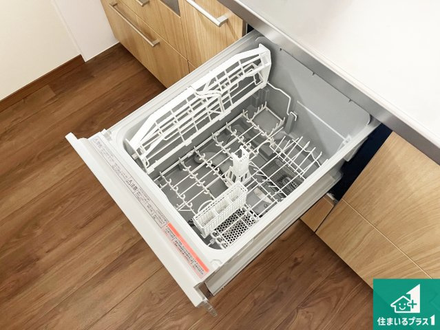 食事後の一仕事、食器洗いをボタン一つでお任せできちゃいます！場所を取らないビルトイン式なので、お料理スペースもしっかり確保！
