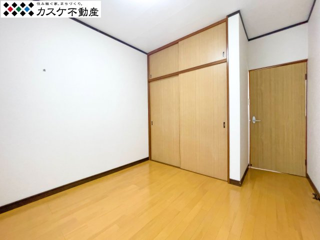 壁一面に配された大容量のクローゼットが、衣類や小物をスッキリと収納してくれます。リフォームで一新された建具は動きもスムーズで、日々の出し入れもストレスフリー。整った環境で質の良い睡眠を叶えます。　