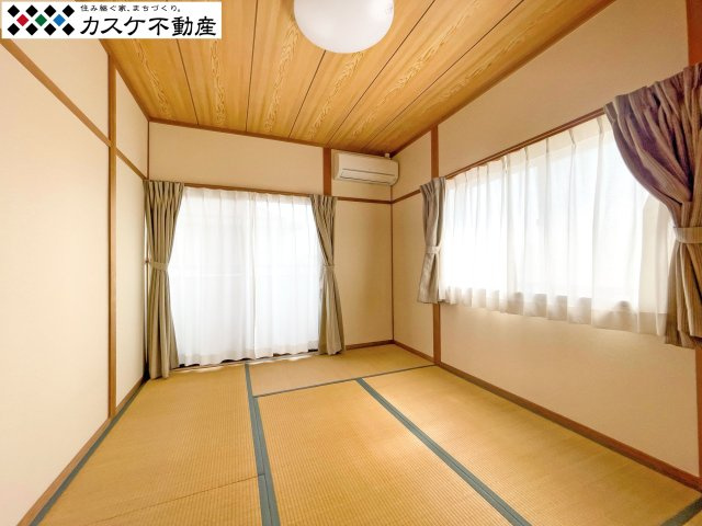 落ち着いた雰囲気の和室は、板の間や床の間を備えた本格的な造りです。リフォーム済みで清潔感があり、い草の香りに包まれながら心穏やかに過ごせます。和の趣を感じつつ、現代の暮らしに馴染む便利な一室です。　