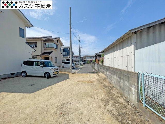 4台以上の車を並列で停められる圧倒的な広さが自慢です。前面道路との段差も少なく、出し入れが非常にスムーズ。来客時や将来のお子様の車、さらには趣味の大型車まで、ゆとりを持って対応できる希少な空間です。　