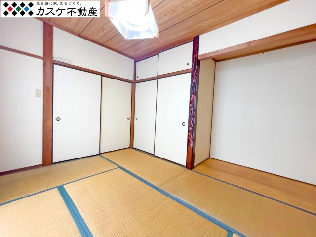 1階の和室は、2012年のリフォームで畳や障子も美しく整えられました。リビングに隣接しており、扉を開放すれば一体感のある広々とした空間に。ゲストの宿泊や、お子様の昼寝スペースとしても重宝します。　