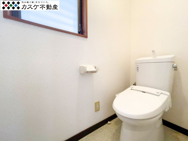 温水洗浄便座を完備した快適なトイレ空間です。2012年のフルリフォームで一新されており、壁紙や床材も清潔感のあるトーンでまとめられています。毎日使う場所だからこそ、美しさが保たれているのは安心です。　
