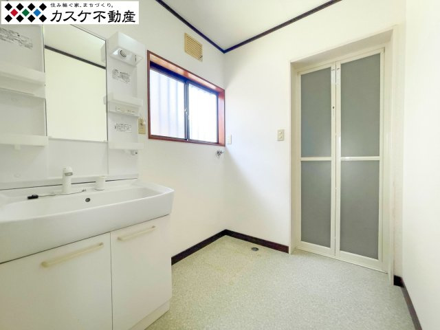 シャワー付き洗面化粧台は、忙しい朝の身支度を強力にサポートしてくれます。2012年にリフォームされた綺麗な洗面台は、鏡裏の収納も充実しており、洗面小物をスッキリ隠して生活感を感じさせない空間に。　