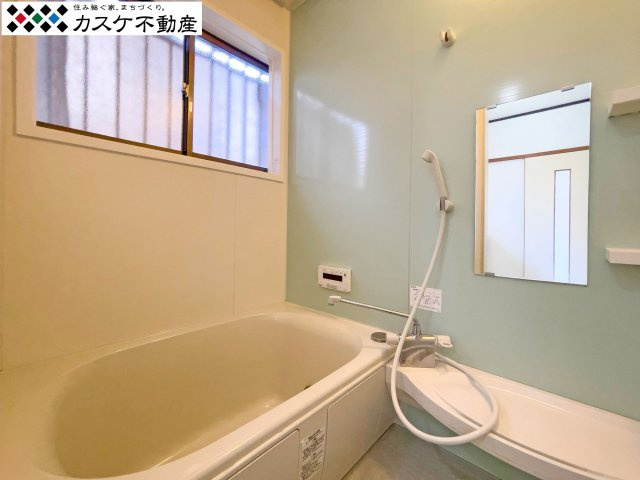 ゆったりとした浴槽で足を伸ばしてリラックスできる設計です。水はけの良い床材や手入れのしやすい壁面など、日々の掃除の負担を軽減する機能が備わっており、清潔な状態を長くキープできるのが嬉しいポイント。　
