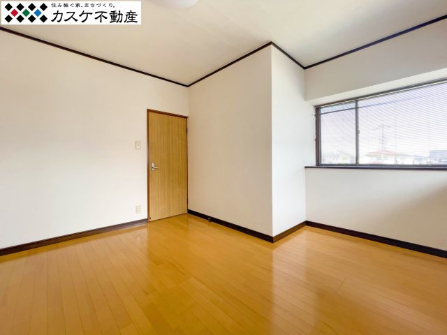 フローリングの質感が心地よい洋室は、書斎や趣味の部屋としても活用できます。外の静かな環境と相まって、集中して作業に取り組めるプライベートな場所。自分だけの特別な時間を過ごすのにぴったりの一部屋。　