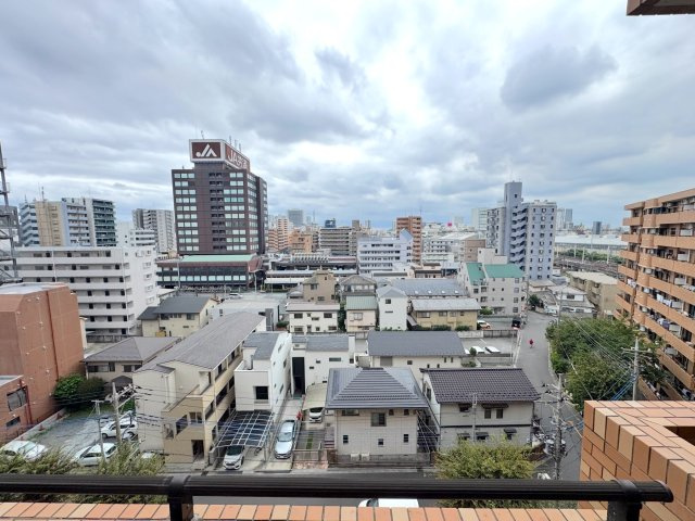 8階部分につき、見晴らしが良く開放的な眺望が広がります。周りの視線も気になりにくく、カーテンを開けてお部屋にたっぷりの自然光を取り込むことができます。心地よい青空を楽しめます。