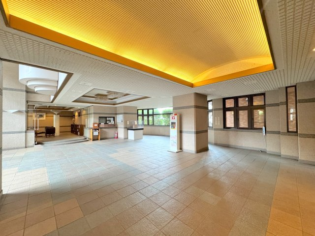 総戸数187戸の大規模マンションならではの、広々とした落ち着きあるエントランスホールです。ご家族のお帰りやお客様を優しく迎え入れてくれる、綺麗に管理された上質な空間です。