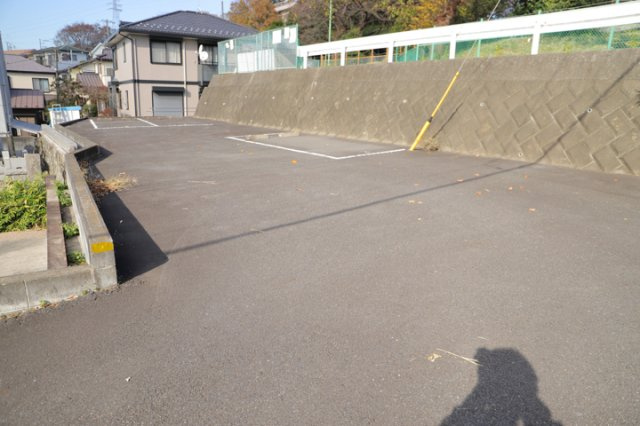 土地の形が極端に長細かったり、狭小地、あるいは道路との高低差がある傾斜地だった場合、後々売ろうとしても買い手がつかない場合もあります。後々、売却することになった時に価値の下がらない土地を選びましょう。