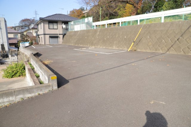 土地の面積＝住宅面積ではありません。建ぺい率の問題などで、土地のある場所によって住宅を建てられる面積は限られています。高さもしかり、「土地」という言葉の中には、建築条件も含まれると考えておきましょう。