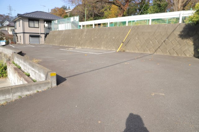 家を建てる場合、方位は要チェックです。現実的に日当たりのよい家ならばリビングは南側、建築基準法でも北側に当たる家への配慮は求められています。土地を見学に行く際は、方位磁針を持って行くようにしましょう。
