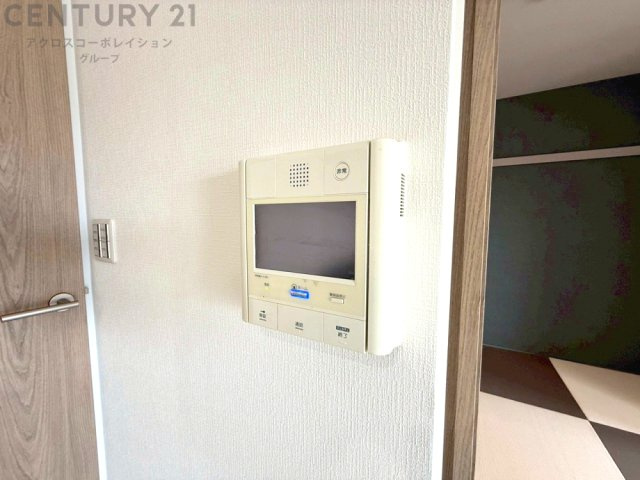 訪問者が来たときにテレビ画面で確認できるため、安心してドアを開けられます。録画機能があるものもあり、留守中に来訪者を記録しておくことができます。利便性が高く、セキュリティ面でも安心です。