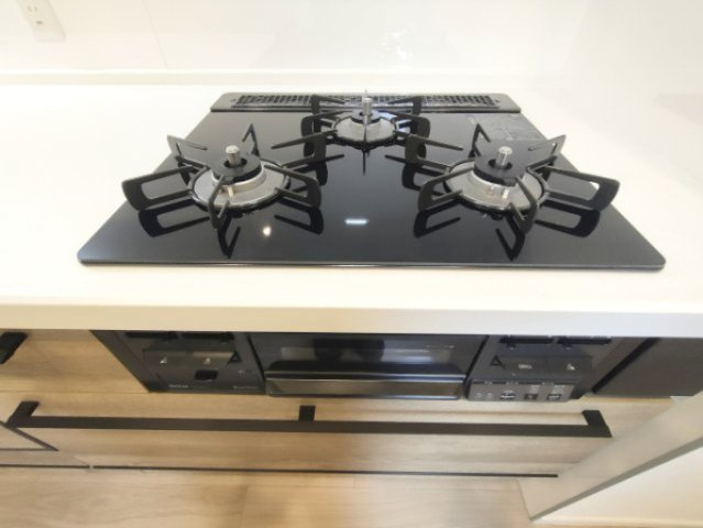【3口コンロ】　3口コンロ、グリル付きでお料理のレパートリーも増えそうです。