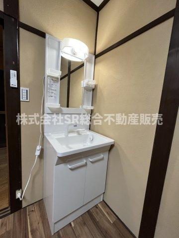 独立洗面台、小物を置くことができて便利です