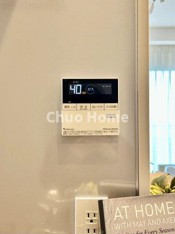 【給湯リモコン】外での一日を忘れさせてくれるオートバス機能でお好みの湯量・温度に調整された浴槽。
