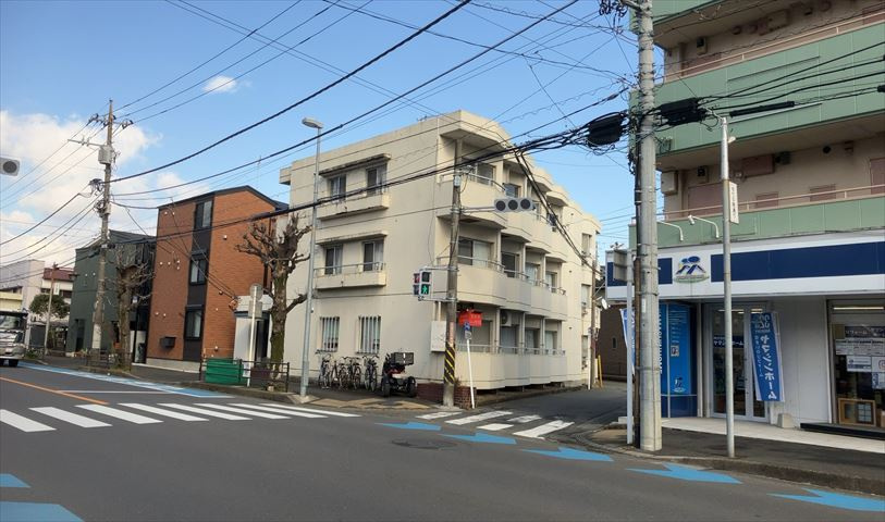 道幅が広い場所は日当たりや風通が良好です。幅が広いのですれ違いも可能ですし大きな車でも駐車可能！一方で、大型車が通ることも多くなるため交通量の増加により騒音に繋がります。また土地の値段が高くなります。