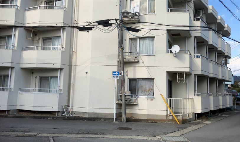 ＲＣ造、Reinforced　Concreteは直訳すると補強されたコンクリートです。主に柱や梁・床・壁が鉄筋とコンクリートで構成おり、鉄筋を組んだ型枠にコンクリートを流し込んで固めたものを指します。
