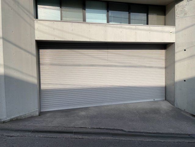 シャッター付き車庫