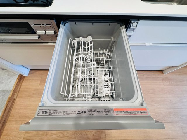 出しっぱなしの食器をなくして、いつも美しく。システムキッチン一体型のビルトイン食洗機。