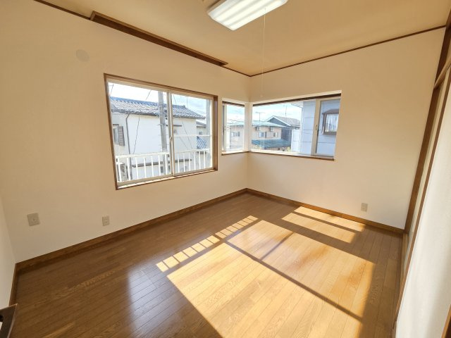 2階6帖の洋室です