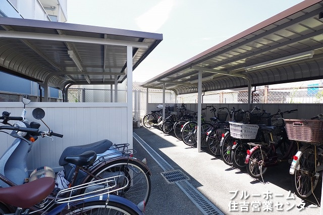 駐輪場は屋根付きで安心です！