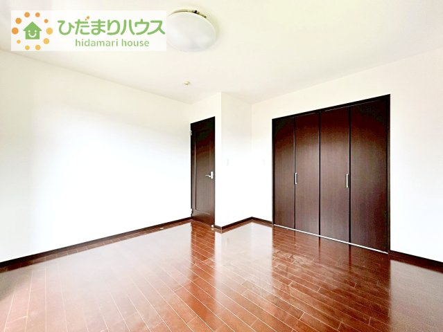 広めの主寝室は、ベッドの他にもパソコンデスクやドレッサーなども置けちゃいます(*^-^*)