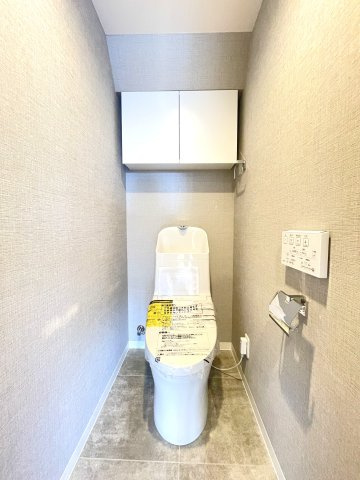 温水洗浄便座付きの清潔感あるトイレは、落ち着いた空間に。　