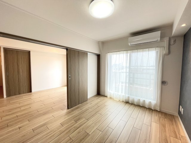 LD横の洋室は、扉を開けて解放感ある空間に。　