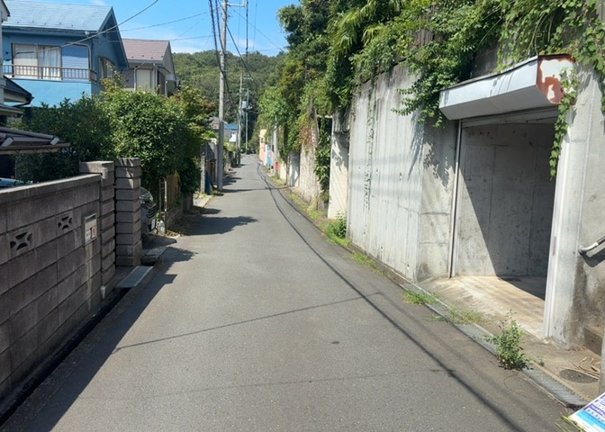 東側道路の場合は居室を南向きに設計しやすいため、朝日が入りやすいというメリットがあります。一方、西側道路も東側同様に居室を南向きに設計しやすいのですが、住宅地だと朝日が入りにくいという弱点があります。