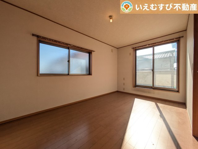 シンプルで明るいお部屋　2面採光で日当り良好！シンプルなお部屋なので自分で家具を選ぶのが楽しみですね！