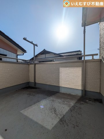 南バルコニーで毎日のお洗濯もラクラク快適　しっかり太陽の光が降り注ぐ南向きなのでお洗濯物が乾きやすい♪