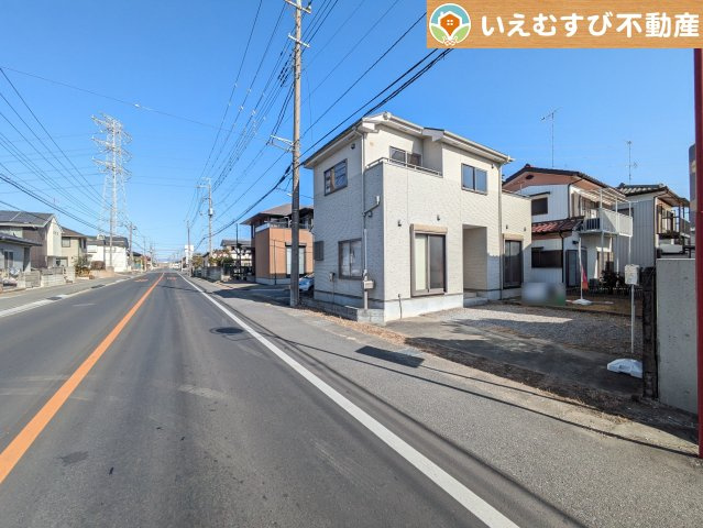 広々2車線の前面道路　間口が広くお車の出し入れも問題なく行えるスペースが確保されていて安心♪