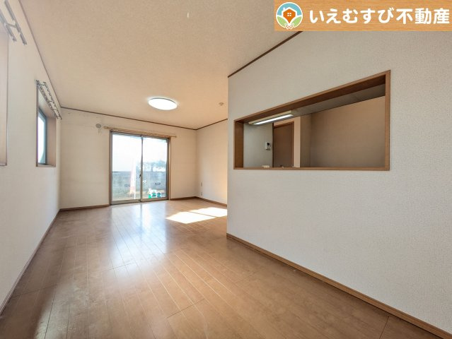 ナチュラルな色合いで落ち着いた印象のリビングダイニング　ぬくもりのあるナチュラルな空間。グリーンを飾っても相性が良さそうですね♪