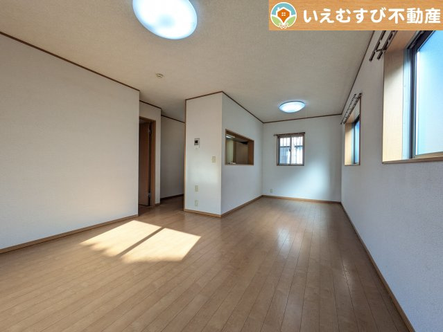 ご家族みんながゆったりくつろげるリビング　ゆとりの空間でくつろいだり遊んだり、家族の時間が楽しみですね♪