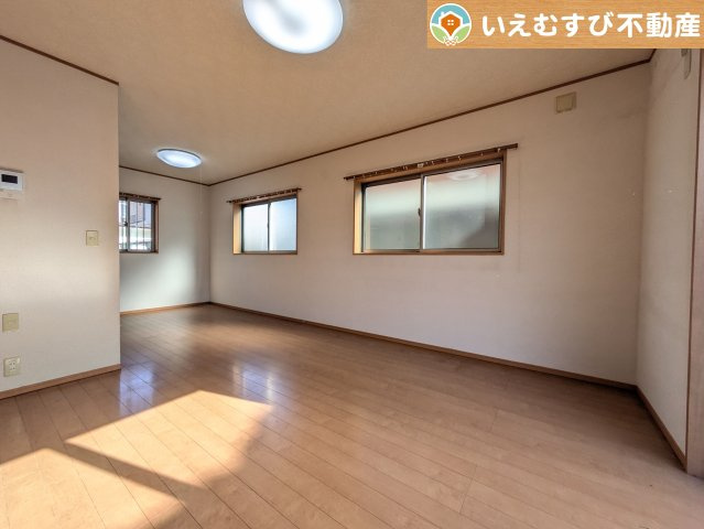 自然光で満たされる明るく開放感溢れるリビング　たっぷりの採光で明るい空間。家族みんなでくつろげます♪