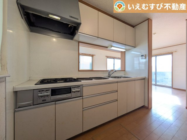 機能性収納性に溢れるキッチン。　収納もたっぷり付いていてすっきり片付く！毎日楽しくお料理が出来そうです！