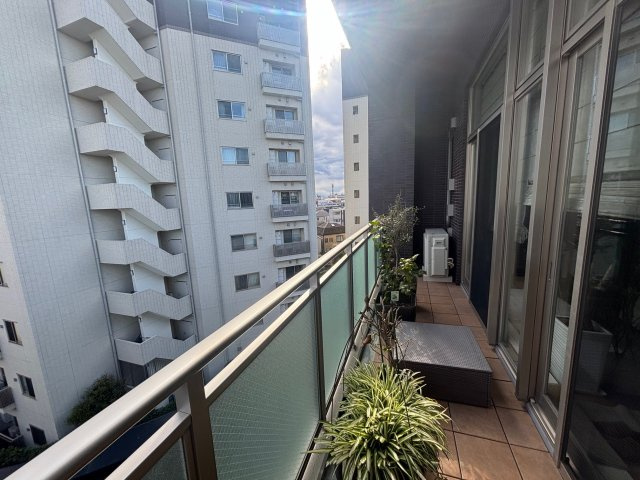 バルコニーです。敷地内のグリーンコリドーを望めます。日当たりは良好です。