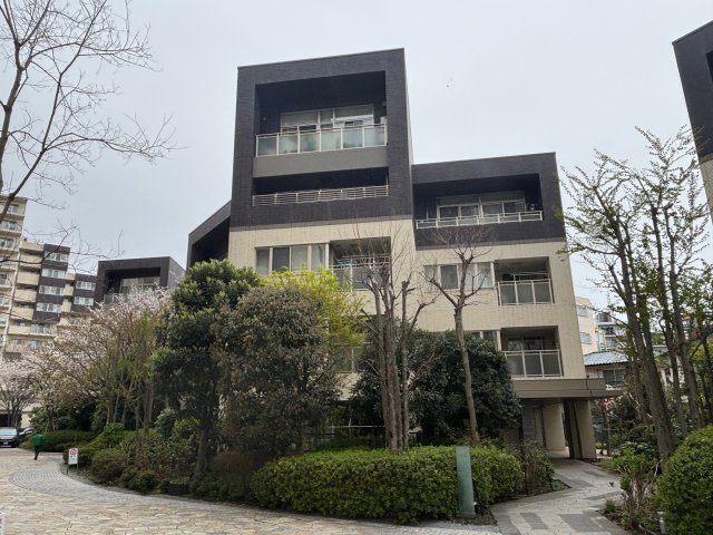 Ｃ棟の外観です。グリーンコリドーは季節を感じられる遊歩道です。桜なども植えてあります。