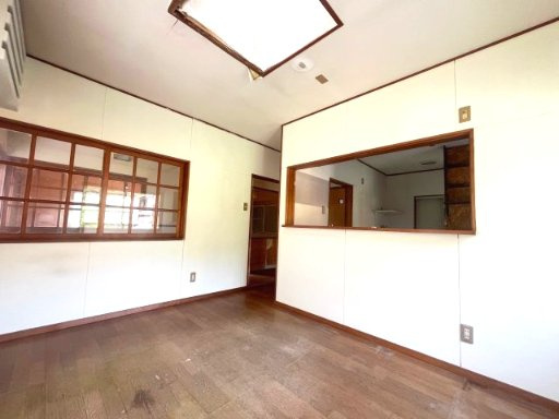 のどかな田園風景に囲まれた、約65坪のゆとりある敷地♪　駐車2台可能！約34坪の建物を活かしたリフォームやリノベーションで理想の住まいづくりを楽しめます！
