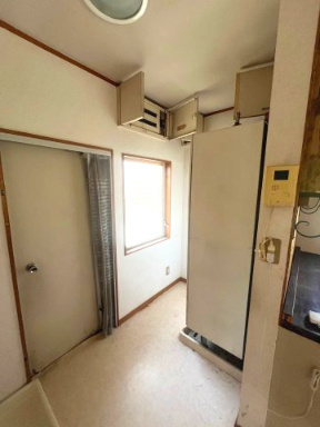 のどかな田園風景に囲まれた、約65坪のゆとりある敷地♪　駐車2台可能！約34坪の建物を活かしたリフォームやリノベーションで理想の住まいづくりを楽しめます！